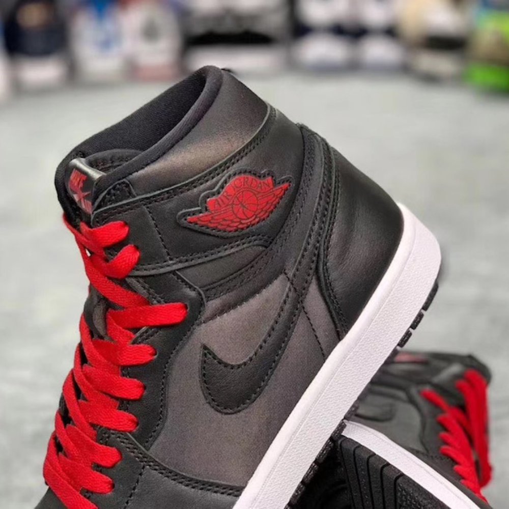AIR JORDAN 1 RETRO HI OG BLACK GYM RED 555088-060 - Picture 5 of 8